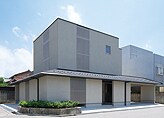 伝統的なまち並と融合した光と風がやさしく包む住まい