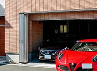 ご自慢の愛車が並ぶこだわりのガレージハウス