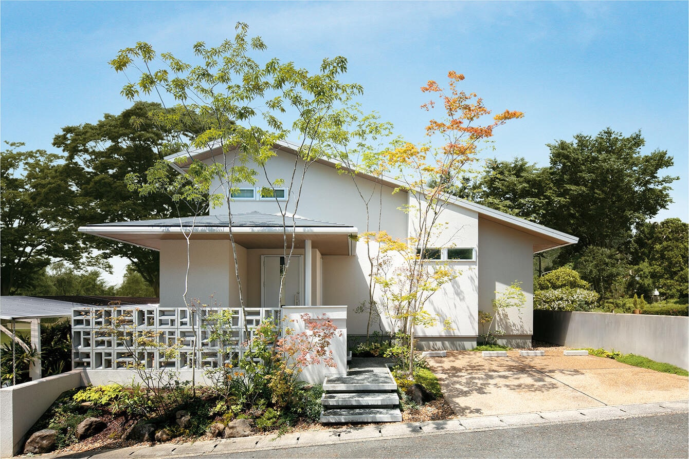 自然の趣漂う庭に切妻の大屋根が映える 微気候デザインを採り入れた心地よい住まい 注文住宅の建築実例 事例詳細 ミサワホーム