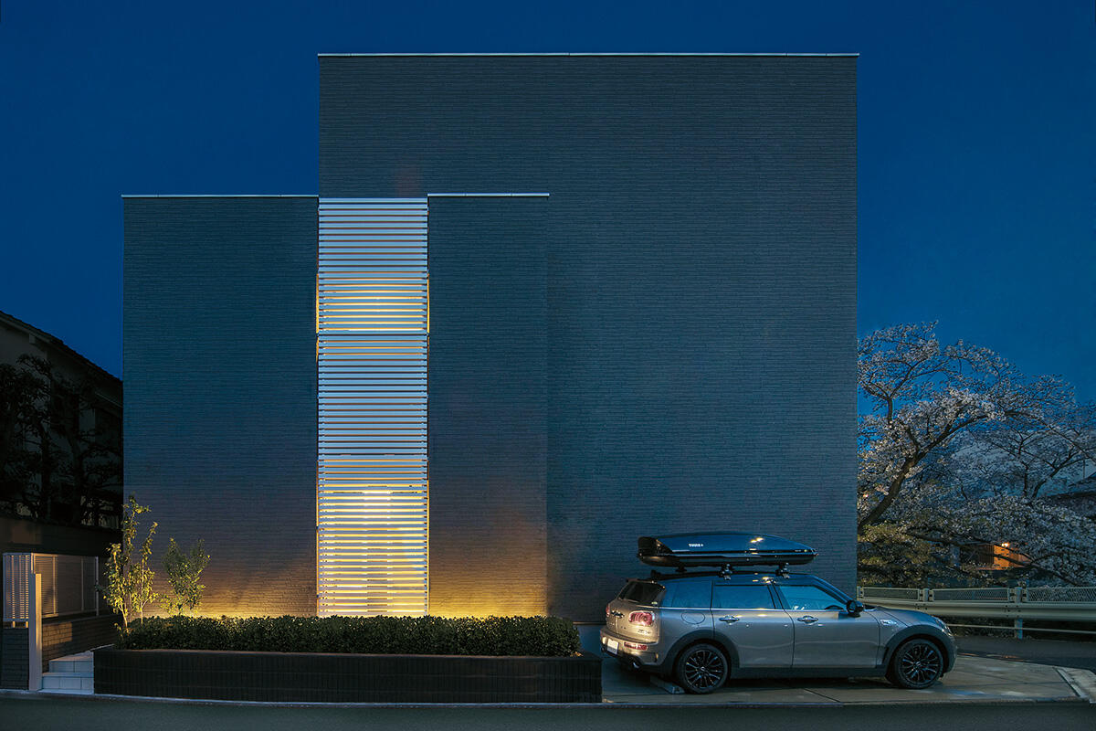 リビングで桜を眺め、ゲストと語らうスタイリッシュな３階建ての住まい