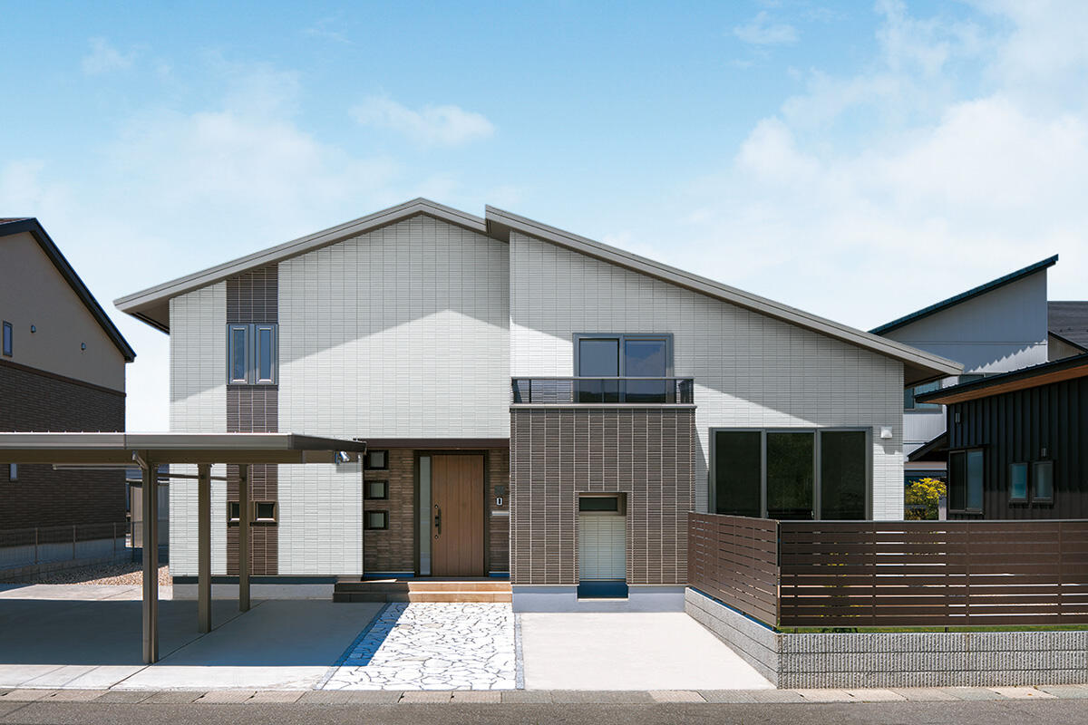木目の勾配天井が落ち着きを生むリビング 平屋感覚で暮らすスキップフロアの住まい