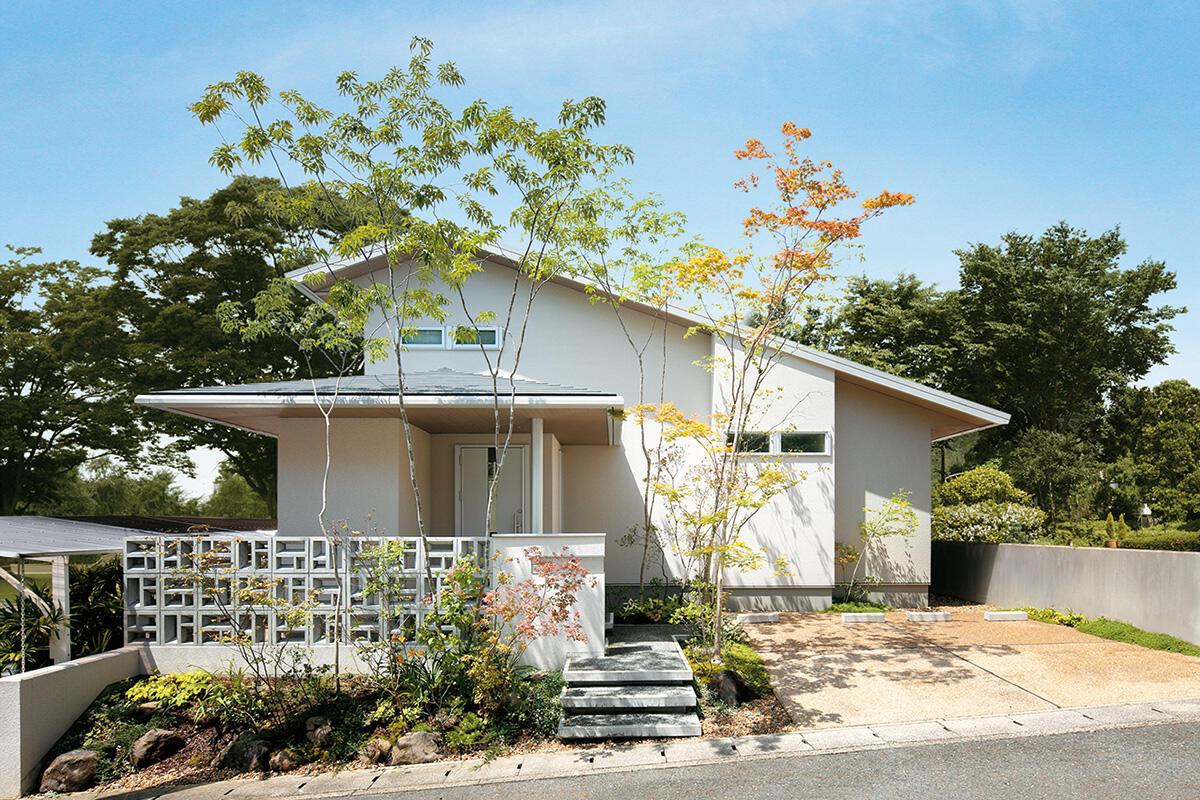 自然の趣漂う庭に切妻の大屋根が映える 微気候デザインを採り入れた心地よい住まい