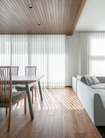 ダウンフロアのリビングで表情豊かなＬＤＫに 限られた敷地を最大限に活かした3階建の家