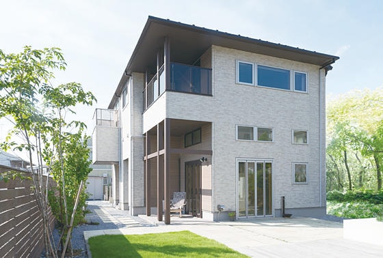 庭とひと続きにつながる  土間ダイニングのある家