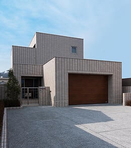 住む人の感性が建物を引き立てるシンプルな空間を生かすオリジナルライフスタイル