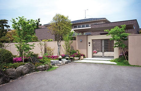 光が注ぎ、風が流れる内と外が融け合う家