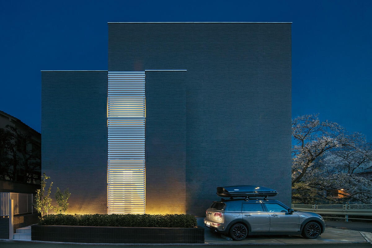 リビングで桜を眺め、ゲストと語らうスタイリッシュな３階建ての住まい