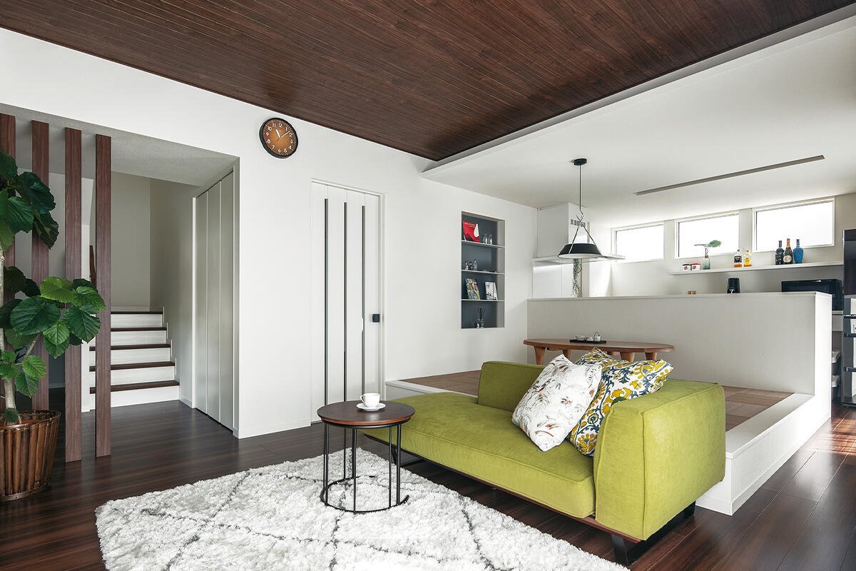 小上がりの和風ダイニングでお酒を楽しみ 開放的なリビングで 愛犬と憩う心豊かな暮らし