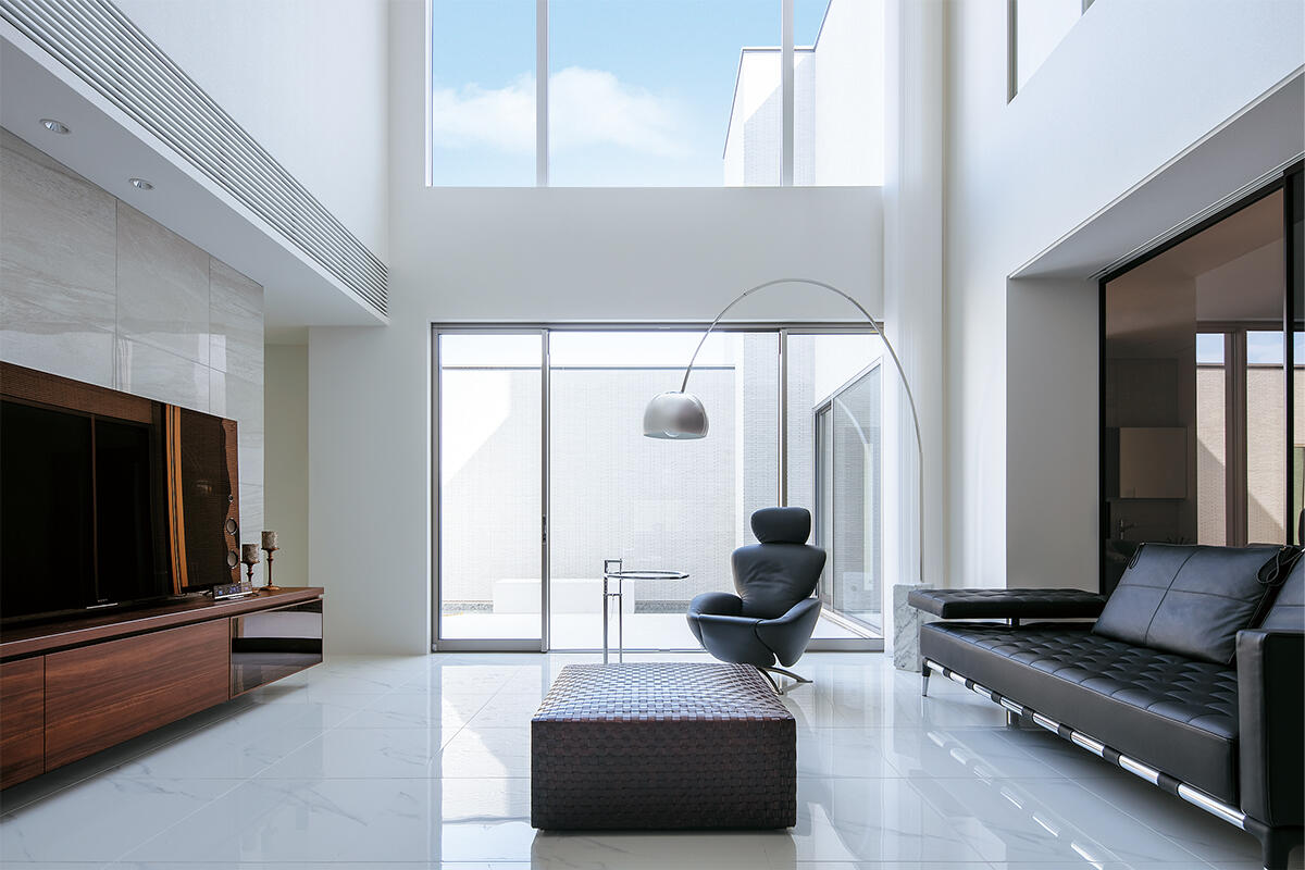 吹き抜けリビングで中庭を眺めて憩う、ラグジュアリーホテルのような住まい