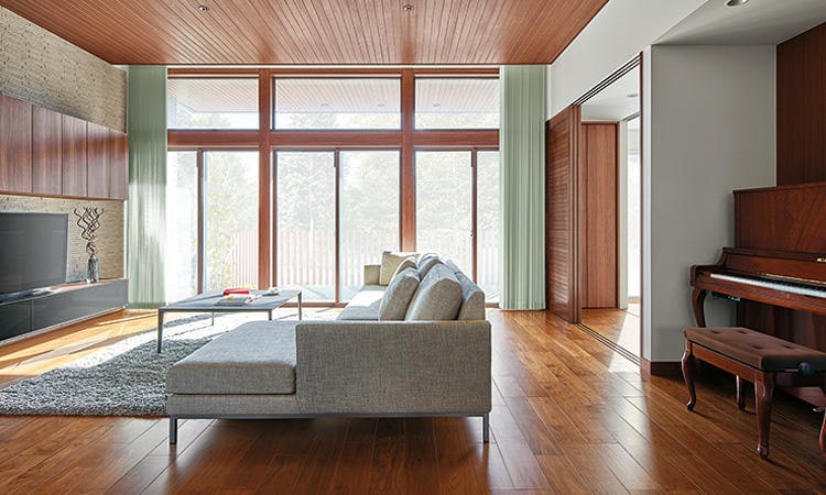 高天井のリビングで家族のふれあいを育む 伸びやかな子育てと美しい