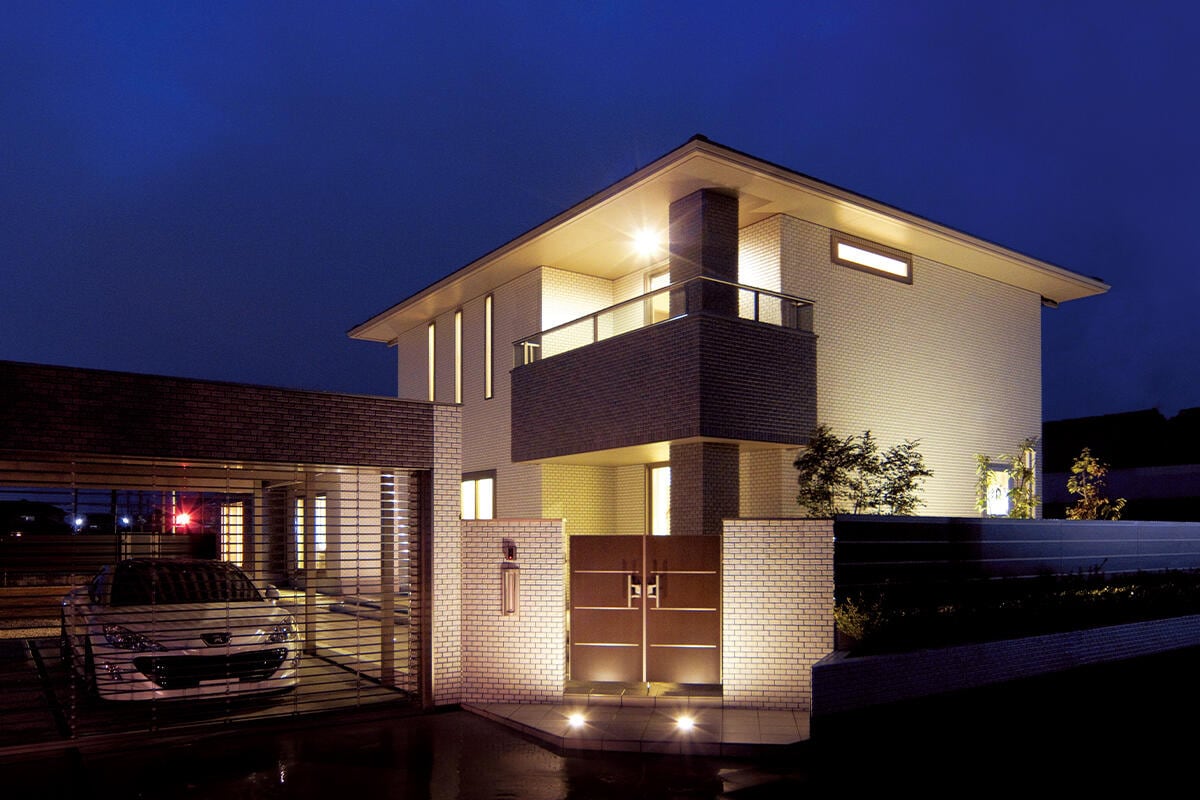 玄関の左右両翼に親世帯・子世帯を配置 自然にプライバシーが確保できる二世帯住宅