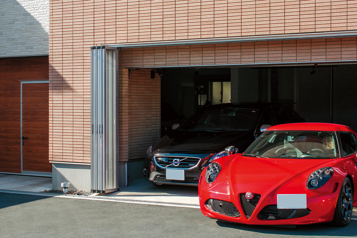 ご自慢の愛車が並ぶこだわりのガレージハウス