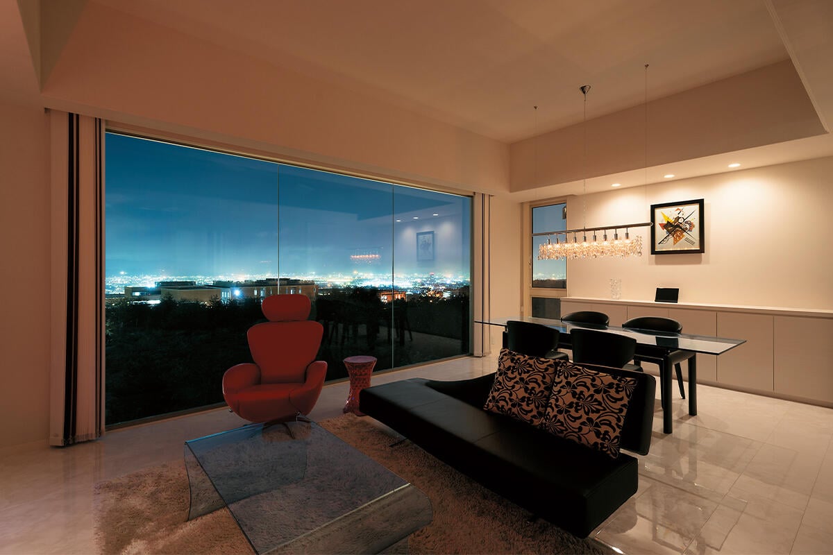 美しい京都の夜景をインテリアとして愉しむ家