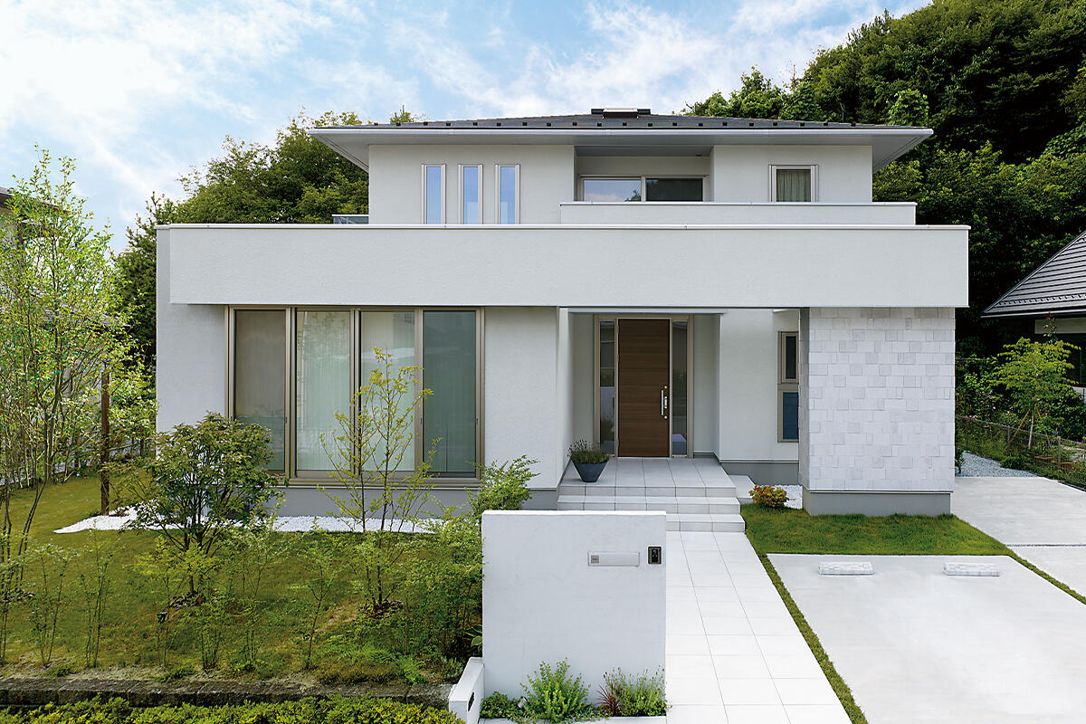 光舞う「白」の空間でくつろぎ、趣の異なる５つの庭を楽しむ邸宅