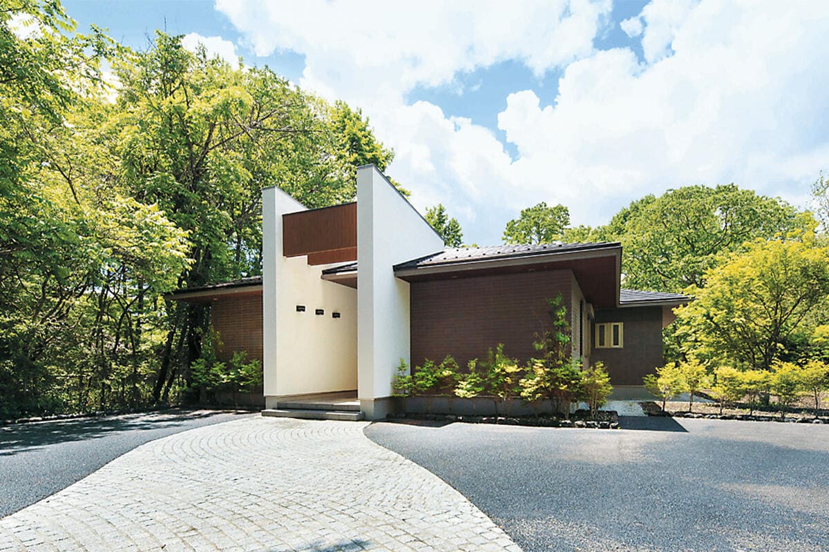 自然と共に静かな時を過ごす、木立の中に佇むセカンドハウス