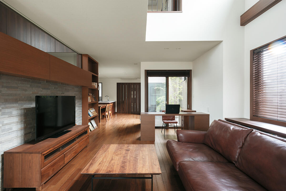 庭に広がる南阿蘇の樹々、街中で「森林浴」を叶えた憩いの家