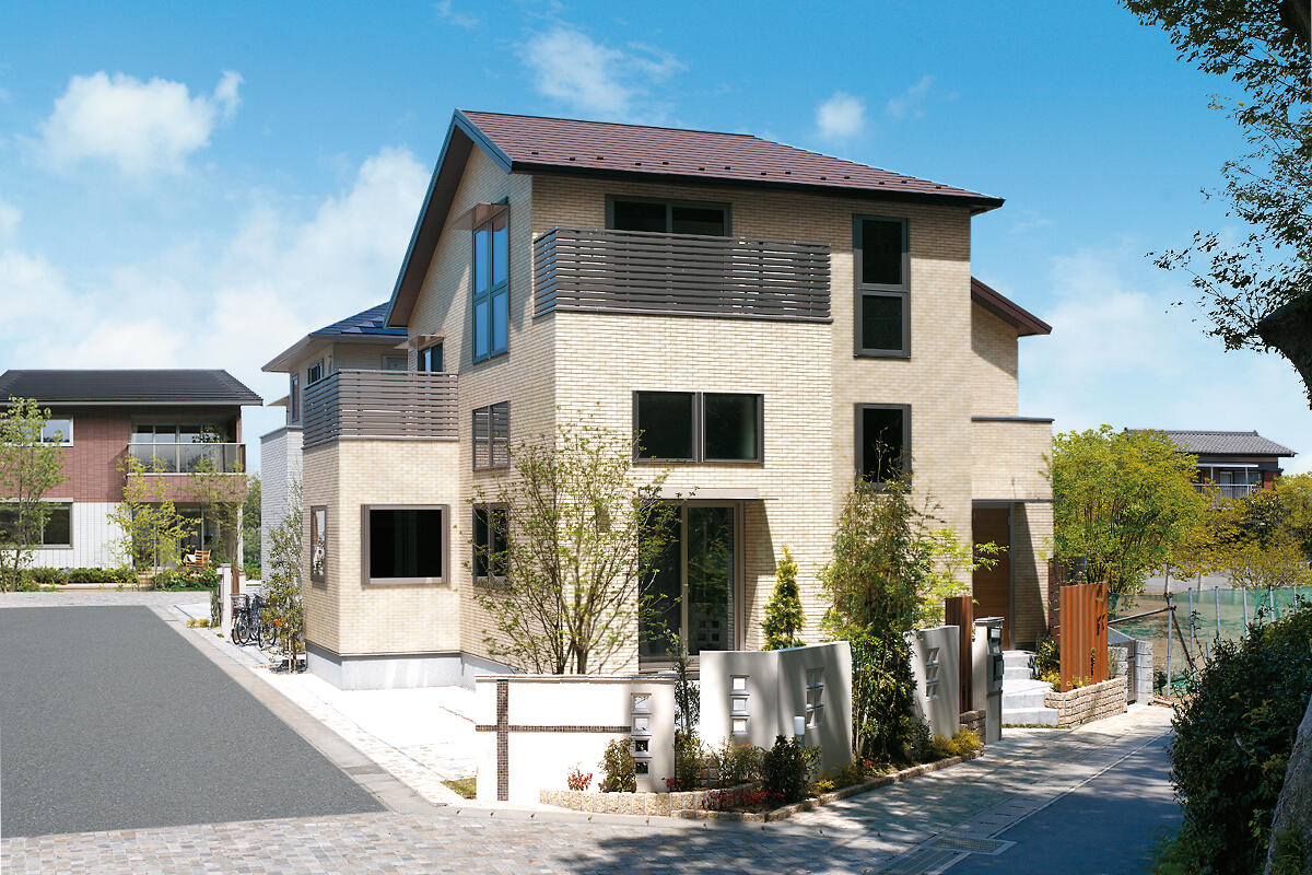 高天井のリビングで森を眺めて憩う　変化に富んだスキップフロアの住まい