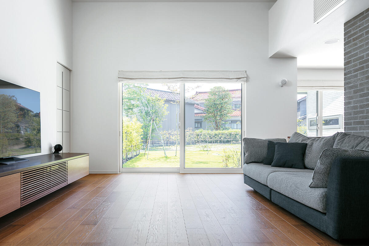 大空間のリビングや芝生の広場で遊び、学び、語り合う子育て家族の住まい