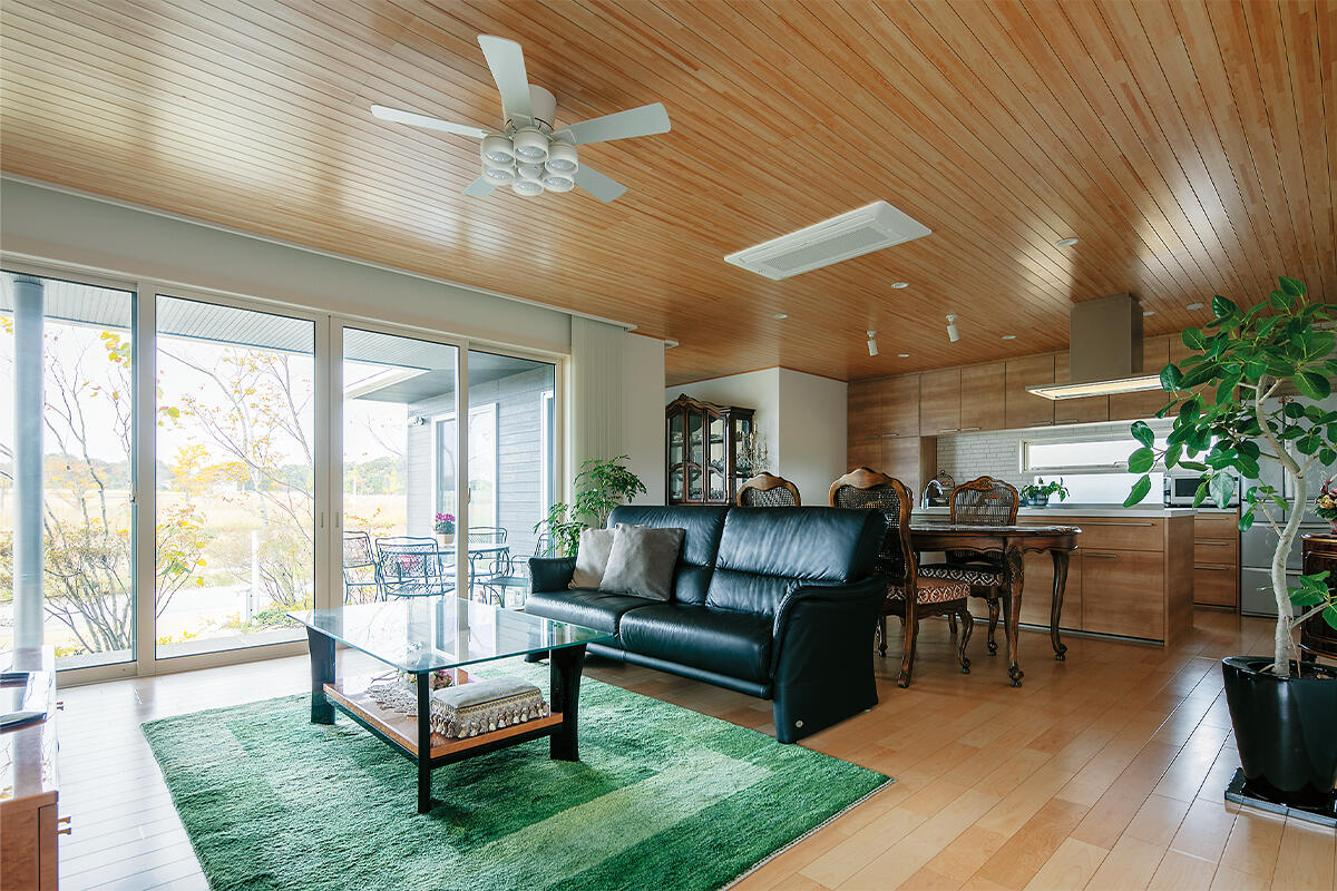 雑木林に佇むような別荘風の平屋、風情ある庭を眺めて憩うご夫婦の暮らし