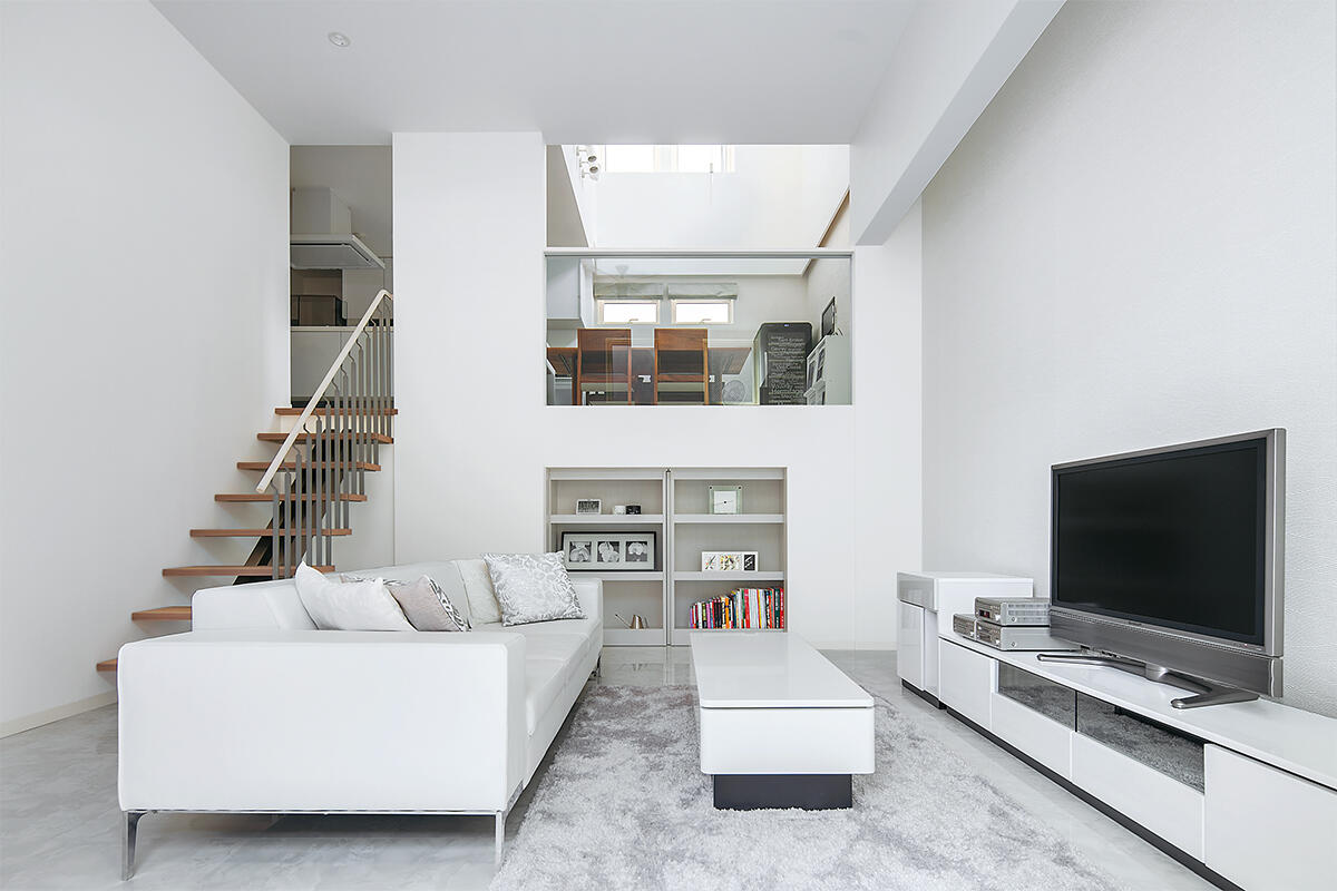 「白」の空間がスキップフロアでダイナミックに繋がる光に満ちた住まい