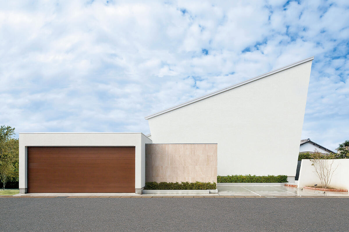 片流れのラインが美しいファサードに、心地よい空間を兼備した優雅な住まい