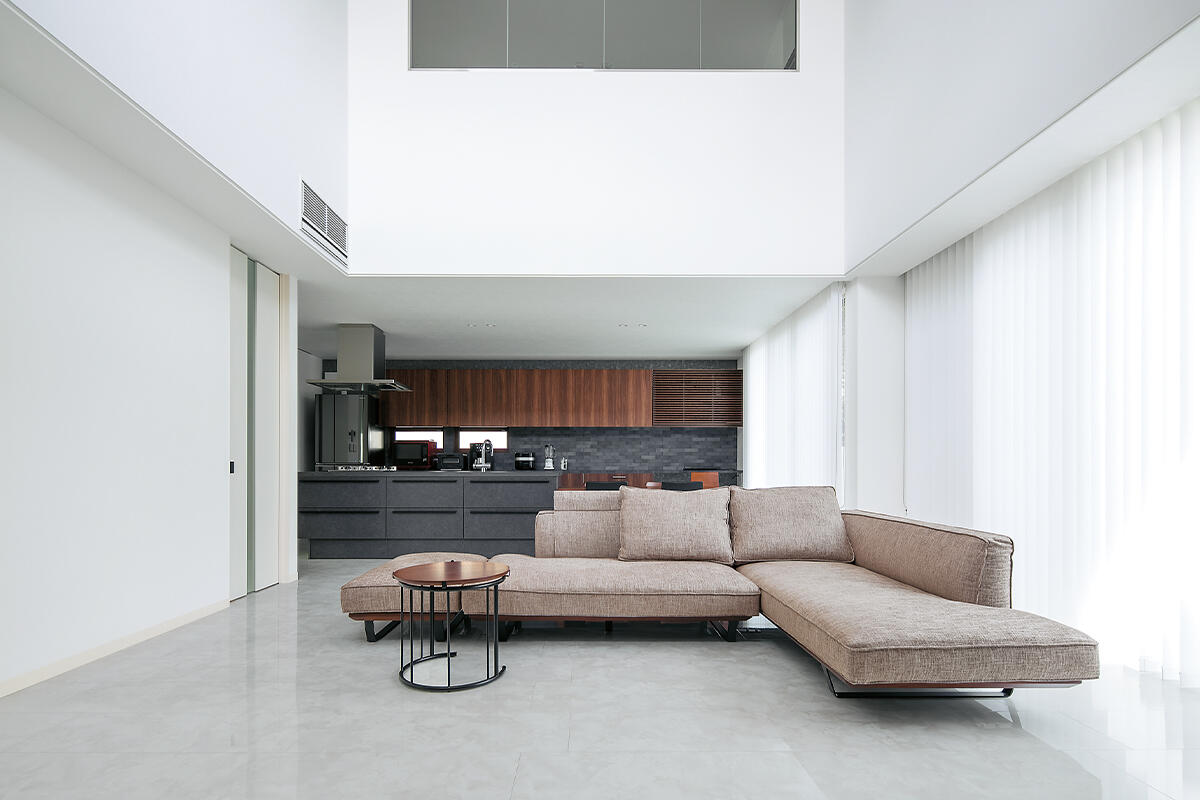 ダイナミックな吹き抜けの大きな窓から、絵のように空を楽しむ洗練された住まい