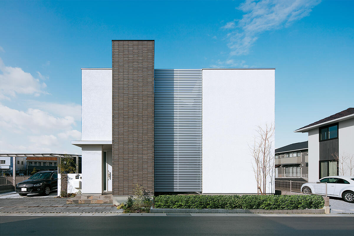 中庭でＬＤＫにプラスαのくつろぎを。スクエアな外観のスタイリッシュな家