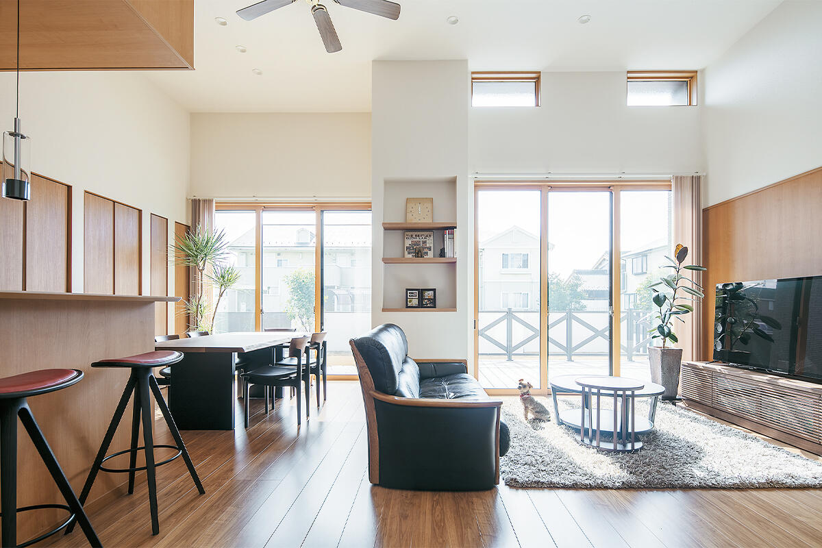 大開口と高天井の開放感あふれるLDK。ご家族の笑顔が集う将来の二世帯住宅