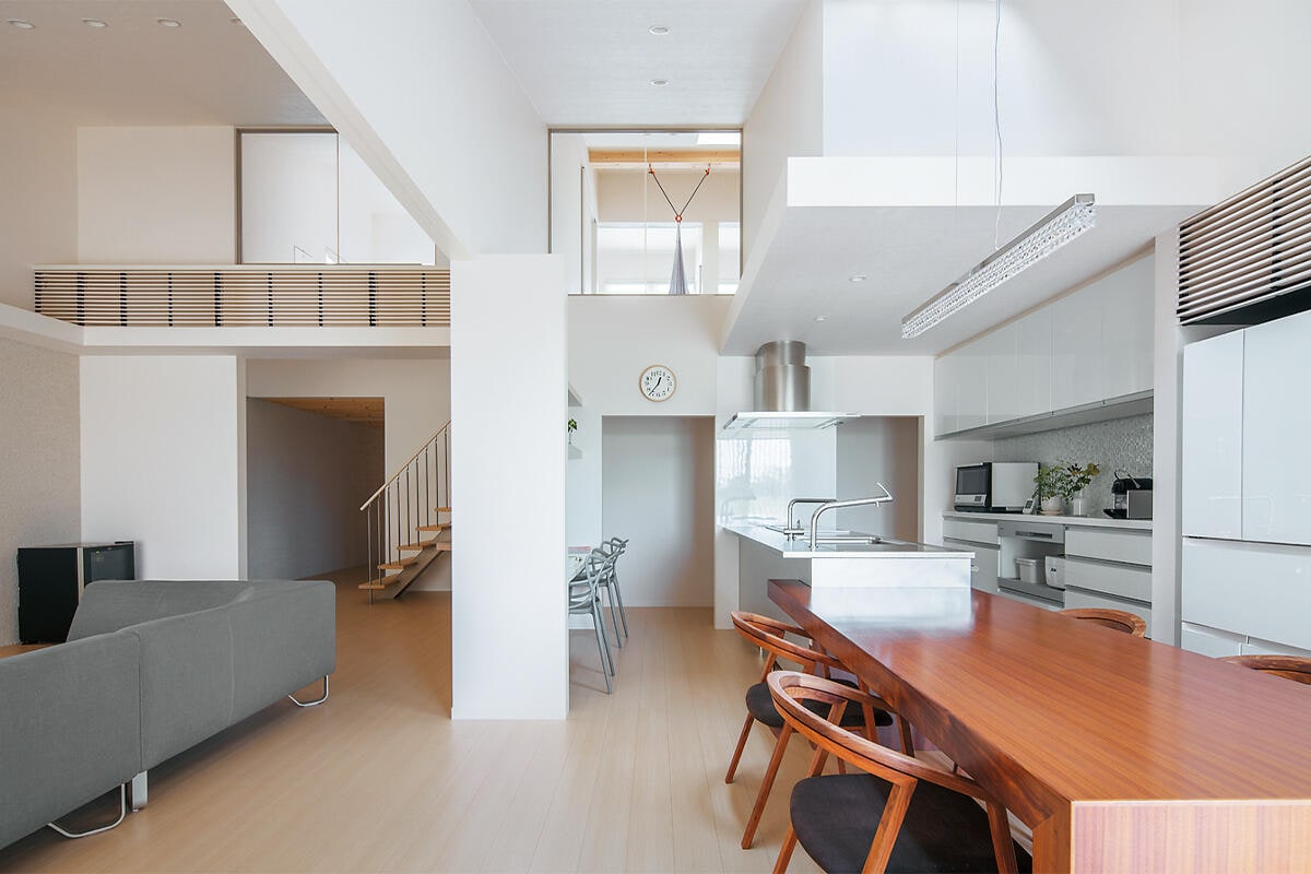 同一フロアでほどよく交わる二世帯住宅、吹き抜けの大空間で憩いの暮らしを満喫