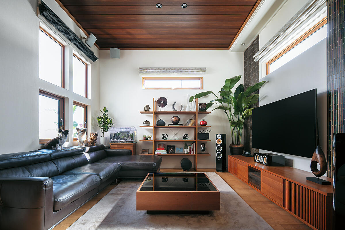 四季の自然を感じ、愛犬と楽しく過ごす、果樹園に面した中庭ダイニングのある家