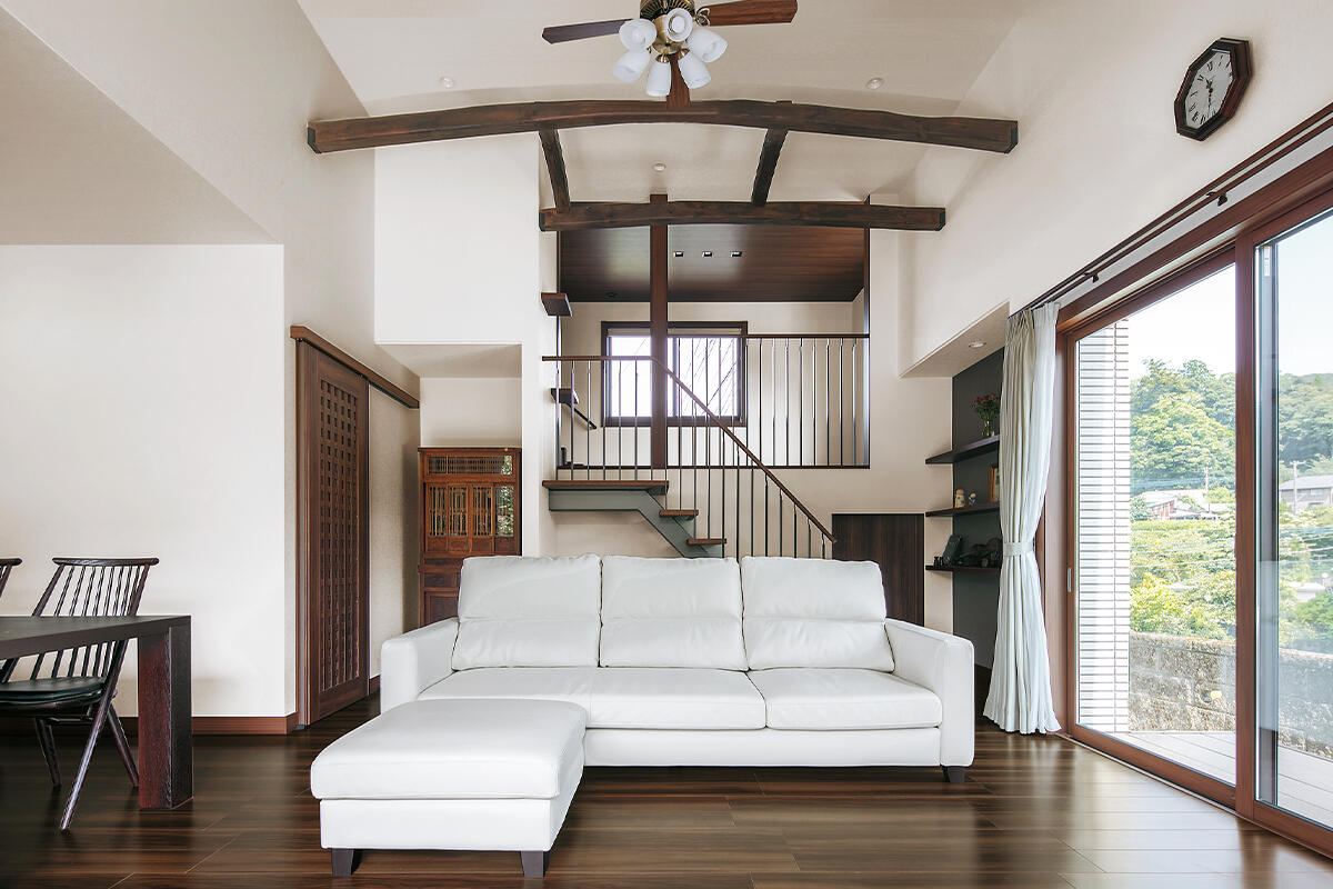 吹き抜けのリビングから和庭を望む大屋根が映える平屋の趣豊かな住まい