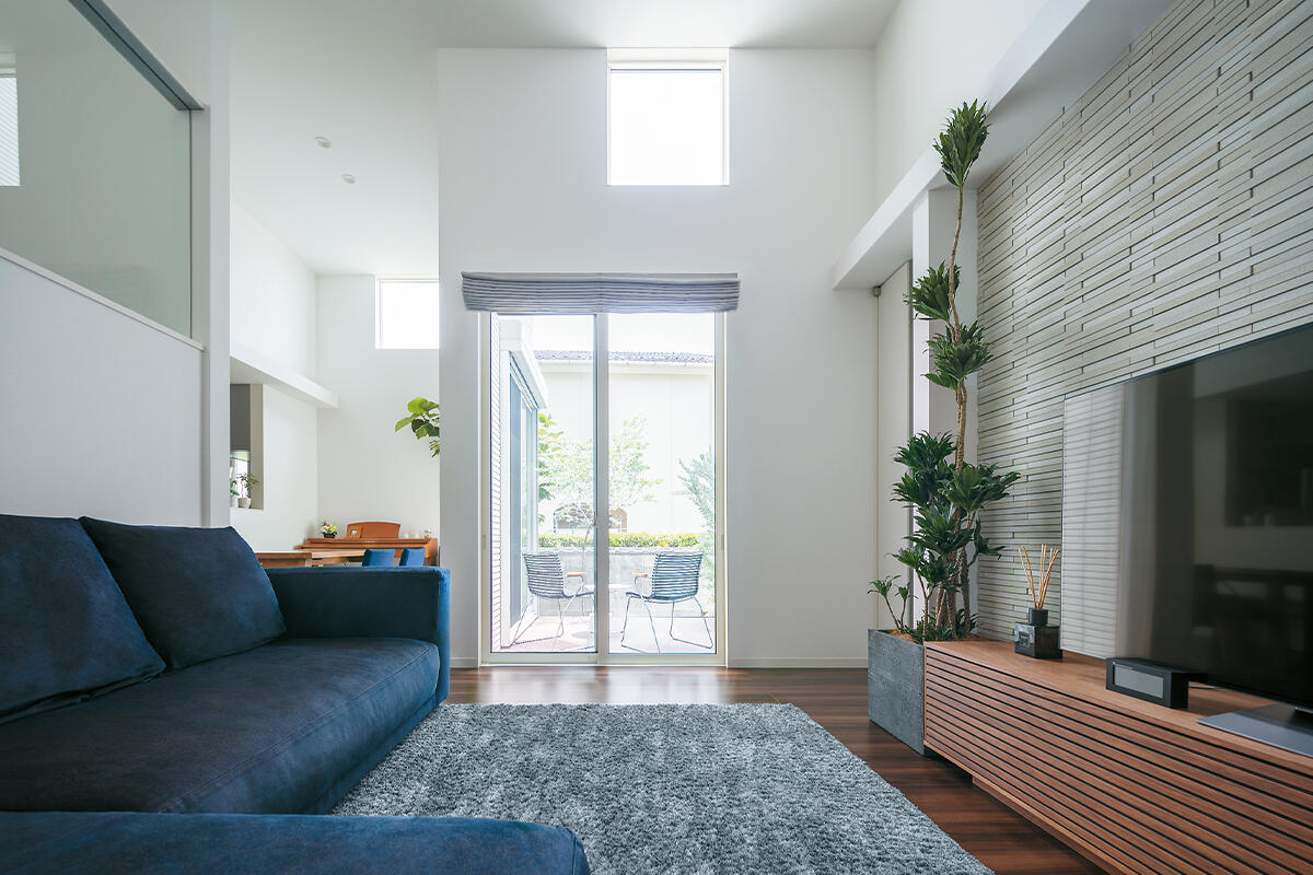 スキップフロアでつながる桟敷席、吹き抜けのリビングで楽しく子育て