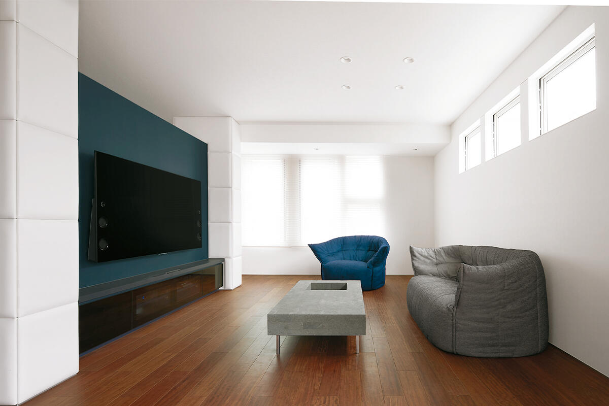 赤・青・黄をテーマカラーにデザイン、ポップな３階建てのオフィス併用住宅