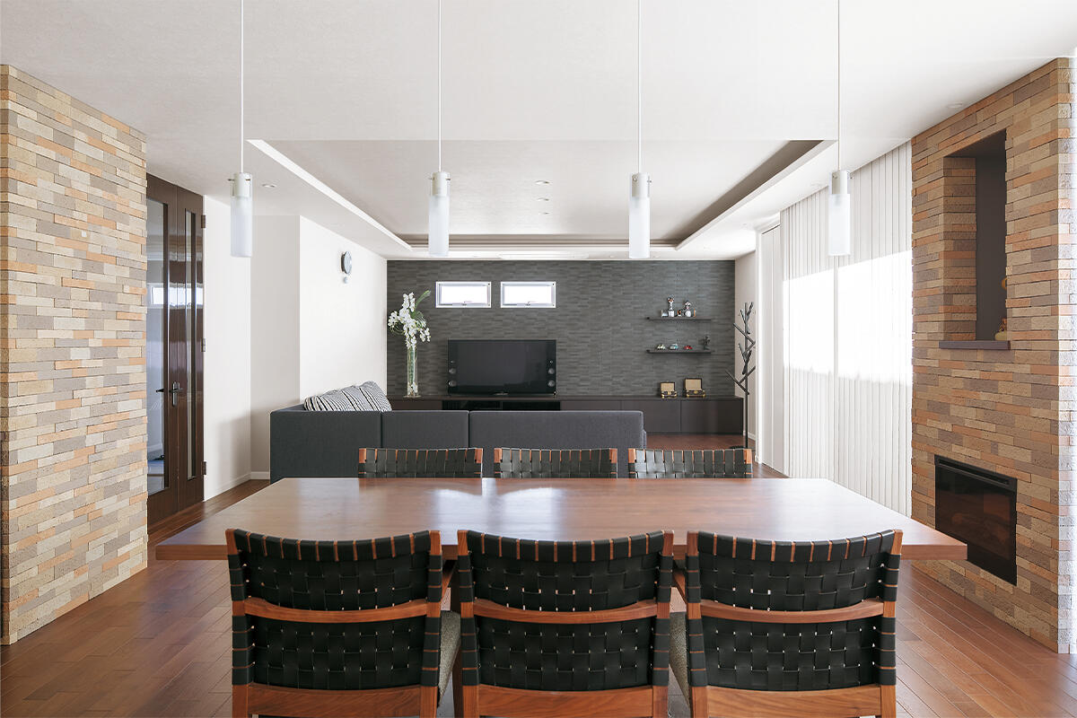 大空間リビング、人工芝の練習スペース。野球大好きファミリーの夢をかなえた邸宅