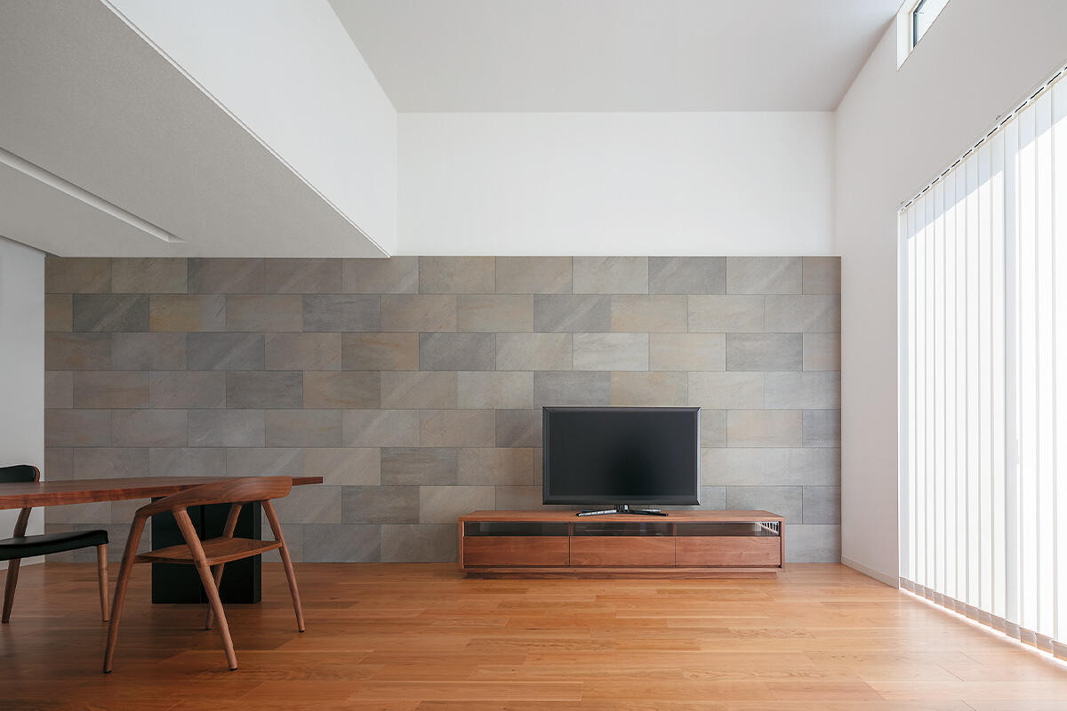 シンプルながら豊かな表情を見せる、美しい空間ですっきりと住まう家