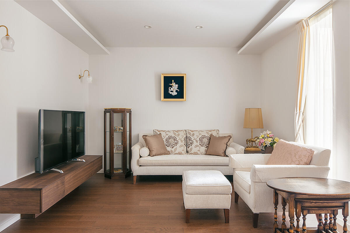 息子さまの家と庭でつながる安心感。クラシック家具や美術品が映える邸宅