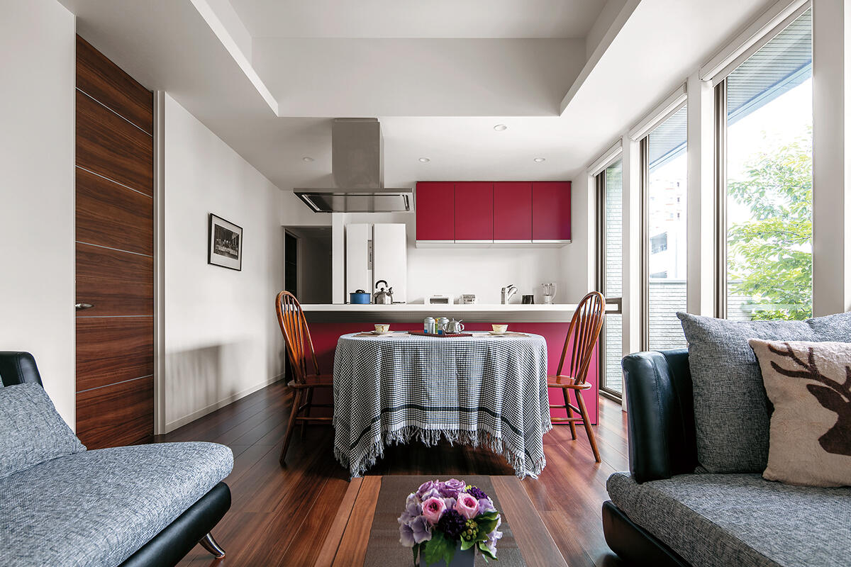 ツインコアデザインのＨ型二世帯住宅に建替え、愛着ある桜の大木を眺めて憩う暮らし