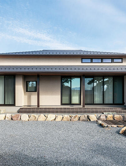 天井高４ｍのリビングでゆったりとくつろぐ 風情ある和庭に二層屋根が映える平屋の邸宅