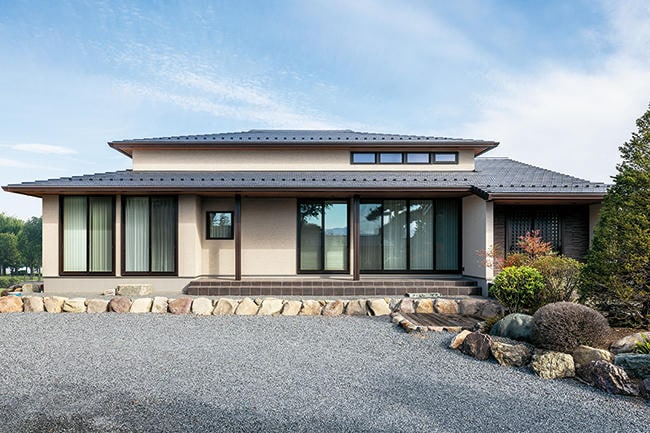 天井高４ｍのリビングでゆったりとくつろぐ 風情ある和庭に二層屋根が映える平屋の邸宅