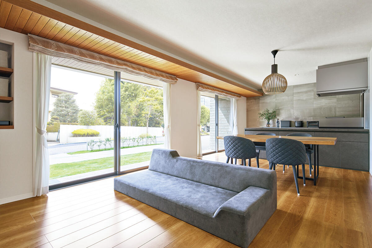 シックで温かな色調のインテリアに囲まれ 子育て中でもゆとりの空間でくつろぎの生活