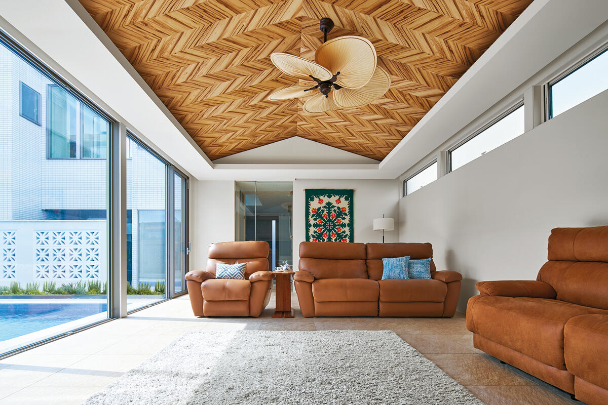 水辺の景色が癒しをもたらす「コートハウス」 くつろぎに満ちた時間が流れる住まい