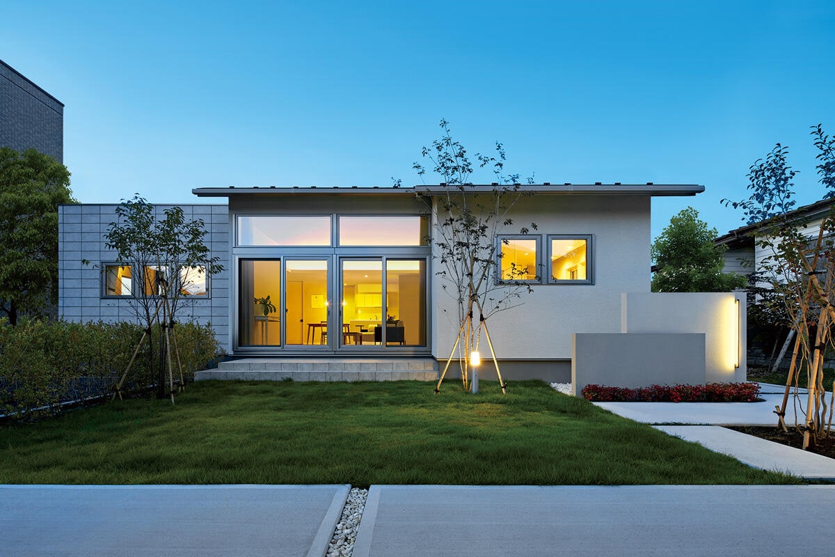 造作棚でリビングと書斎をゆるやかに間仕切り シンプルデザインで美しく快適に住まう平屋