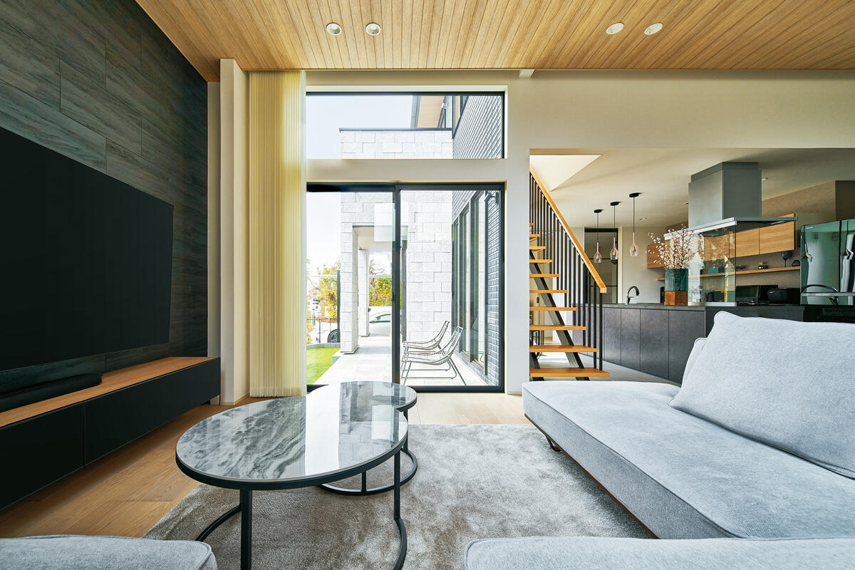 高天井のＬＤＫでテラスを囲み　庭とのつながりを愉しむ住まい