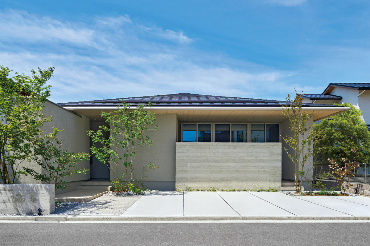 大開口でテラスとつながる高天井のリビング　移動が少ない生活動線も快適な平屋の住まい