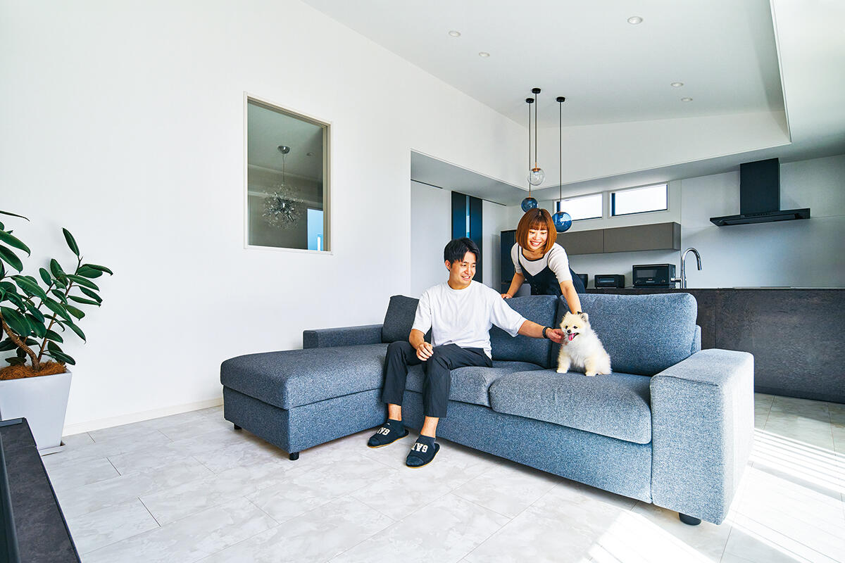 アウトドア派のご夫婦が20代で実現した 愛犬と楽しく暮らす2階リビングの住まい