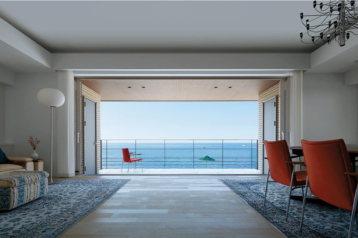 空と海の蒼が一体となるサマーハウス