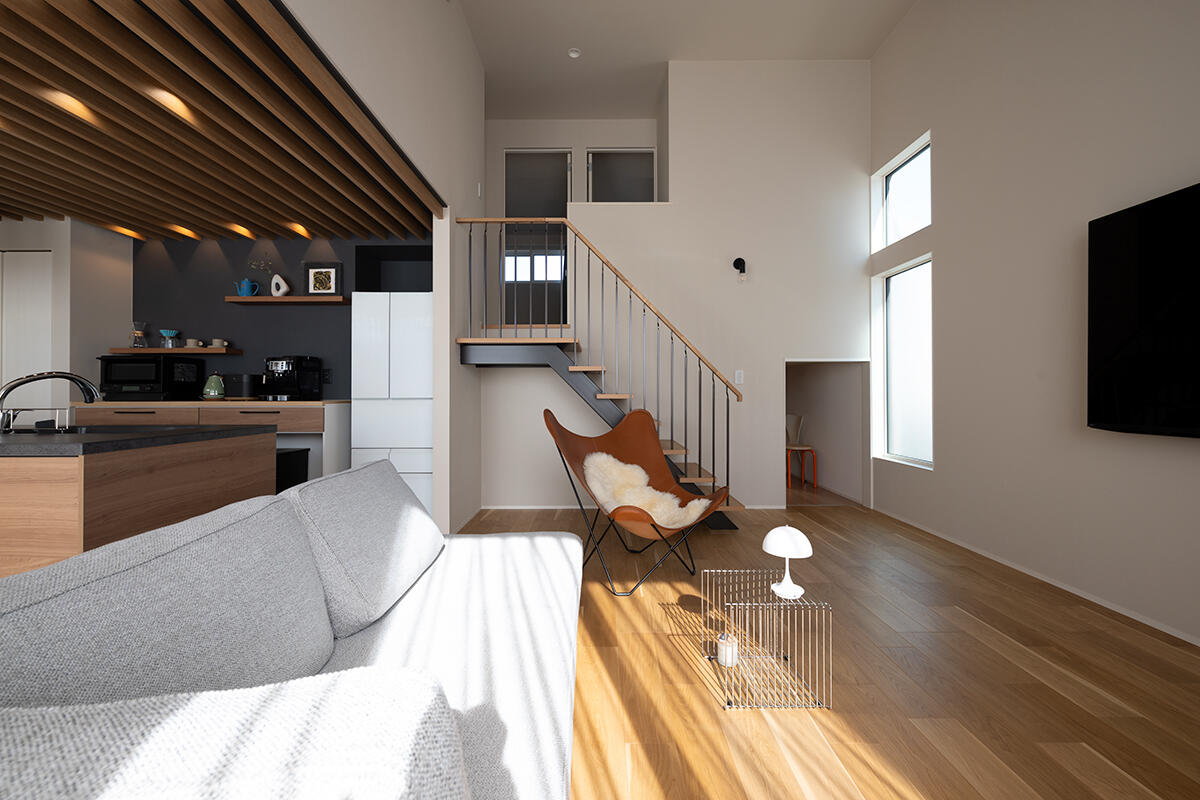 スキップフロアが生み出す開放的なLDKと 穏やかな時間が流れる1.5階建の「蔵のある平屋」