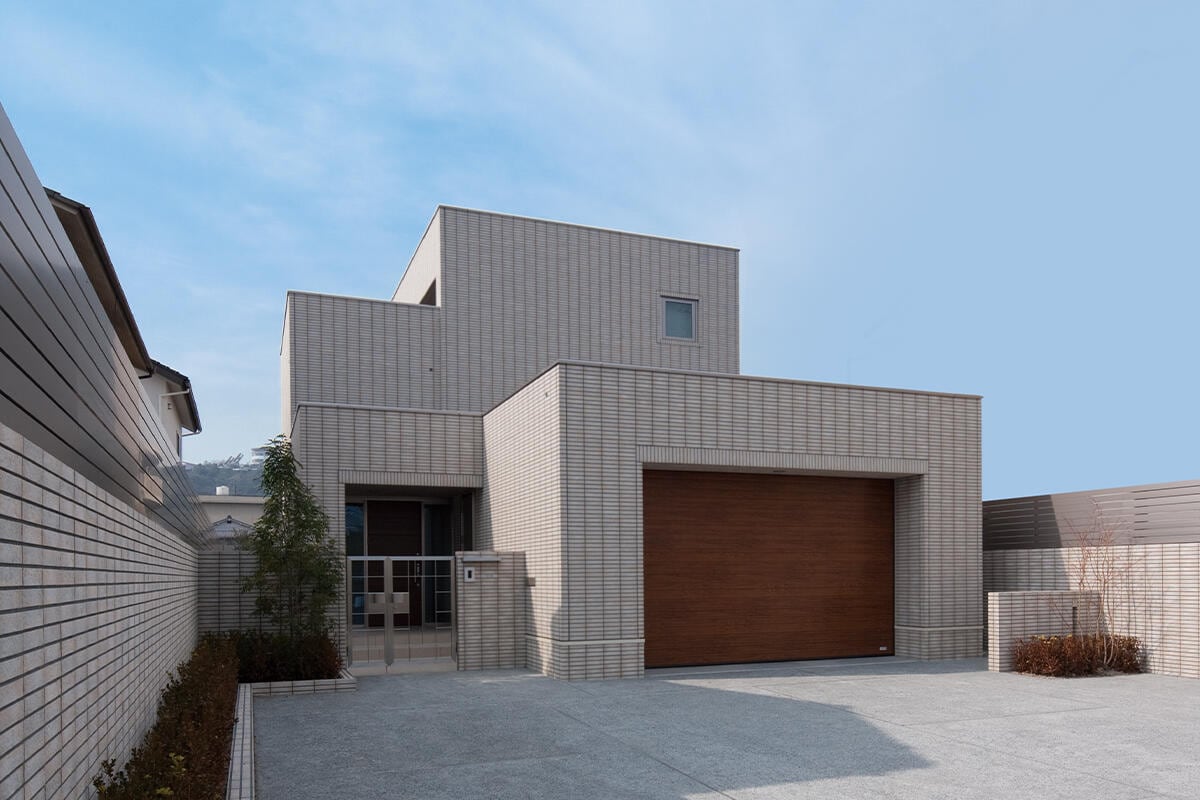 住む人の感性が建物を引き立てるシンプルな空間を生かすオリジナルライフスタイル