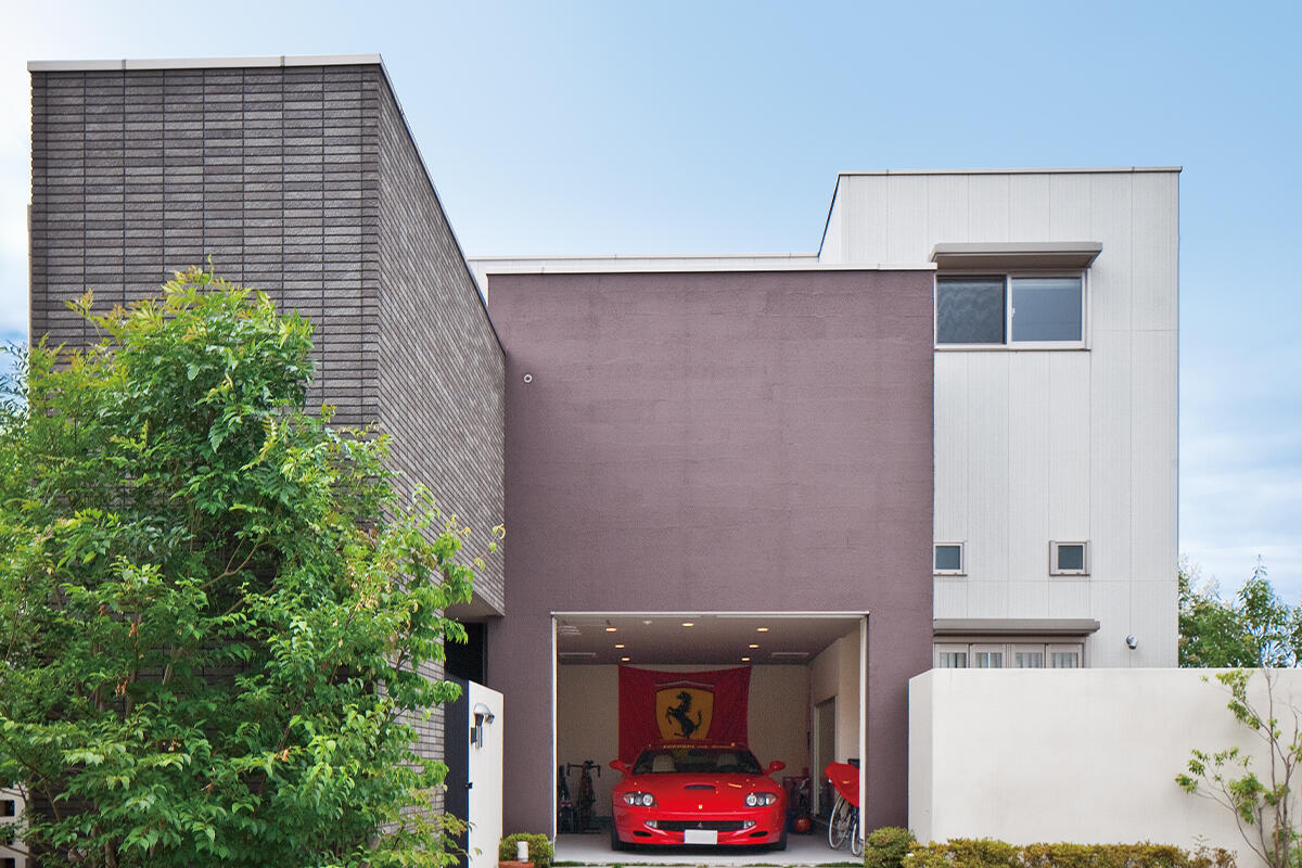 ビルトインガレージと室内からも車が愛でられるギャラリーリビング