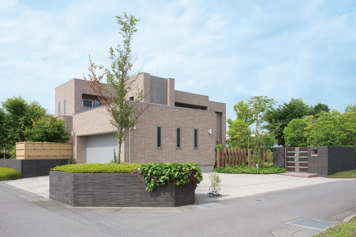 広大な敷地を囲む豊かな緑、表情の異なる庭を存分に楽しむ